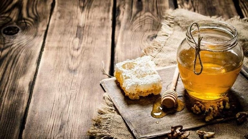 Mẹo dân gian trị táo bón cho trẻ sơ sinh với mật ong