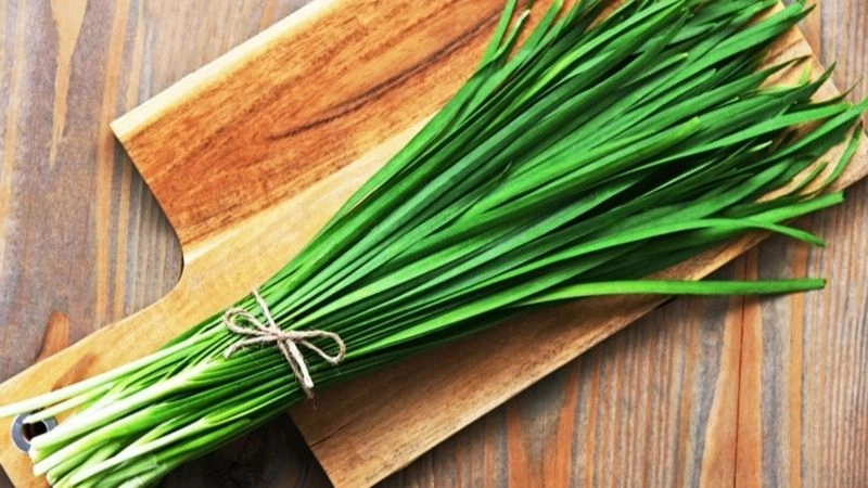 Mẹo dân gian trị táo bón cho trẻ sơ sinh an toàn với lá hẹ