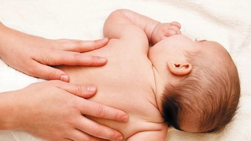 Mẹo dân gian chữa nấc cụt cho trẻ sơ sinh an toàn