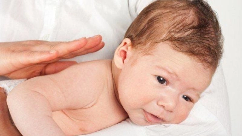 Mẹo dân gian chữa nghẹt mũi cho trẻ sơ sinh