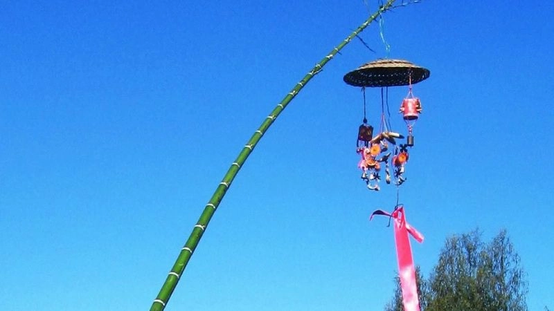 Câu đố về Tết và mùa xuân gợi nhớ quê hương với cây nêu thân thuộc