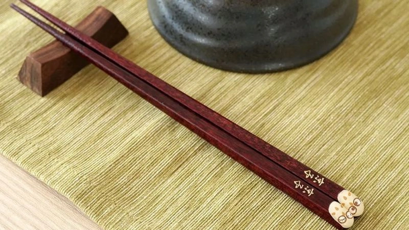 Câu đố về đôi đũa gắn bó bữa cơm gia đình