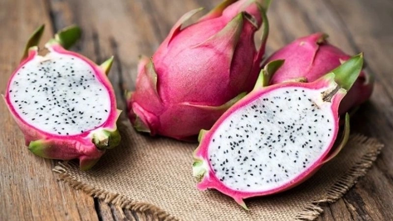 Câu đố về quả thanh long nổi bật sắc hồng tươi