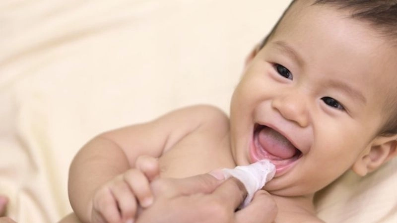 Mẹo dân gian rơ lưỡi cho trẻ sơ sinh giúp bé ăn ngon