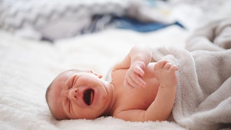7. Vì sao trẻ sơ sinh bị rướn nhiều vào ban đêm