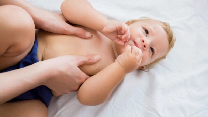 Nguyên nhân khiến trẻ thường vặn mình cần lưu ý