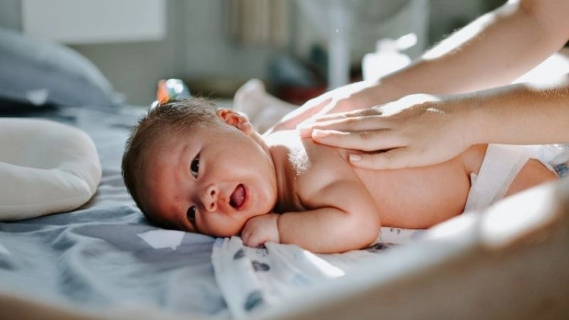 Mẹo dân gian giúp trẻ hết vặn mình dễ thực hiện