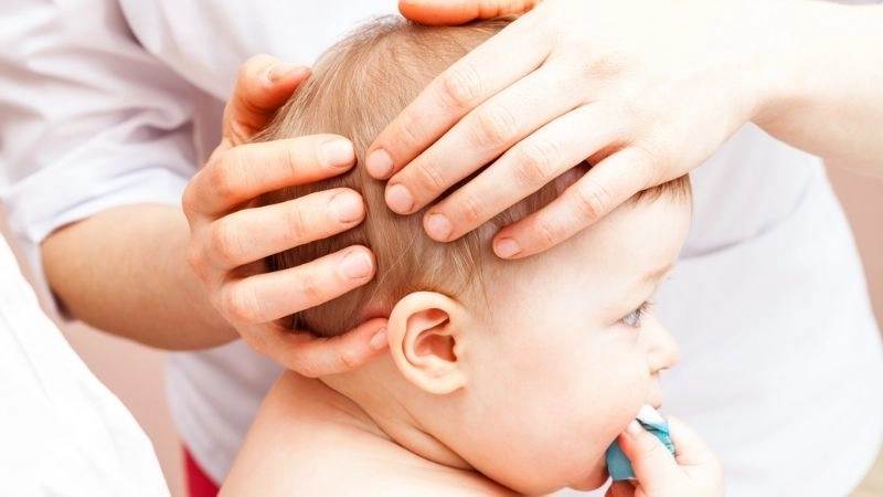 Mẹo dân gian chữa méo đầu cho trẻ giúp đầu tròn đều