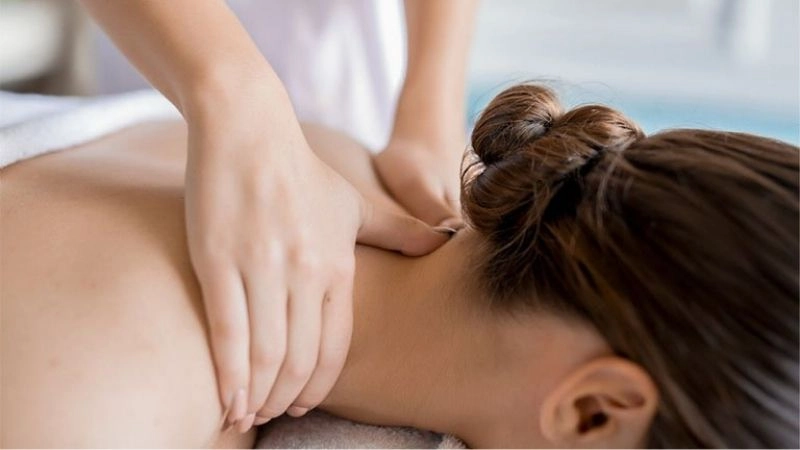 Mẹo dân gian chữa đau vai gáy ai cũng nên biết
