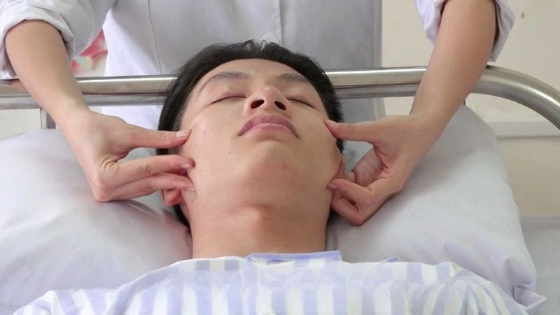 Chữa méo miệng bằng mẹo dân gian hiệu quả
