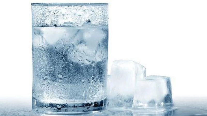 Lưu ý khi uống nước vào mùa hè để tránh tác hại