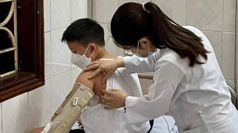 Sau khi bị sứa cắn chúng ta nên đến khám ngay bác sĩ