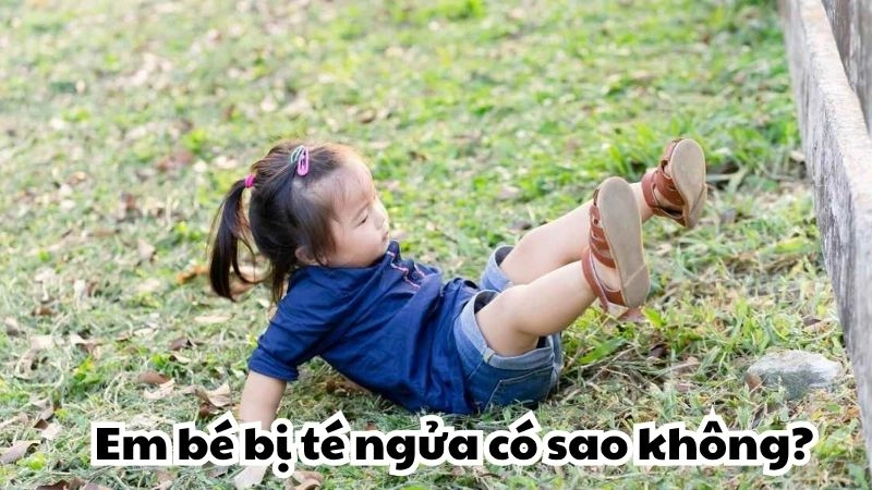 Em bé bị té ngửa có sao không và các dấu hiệu nguy hiểm
