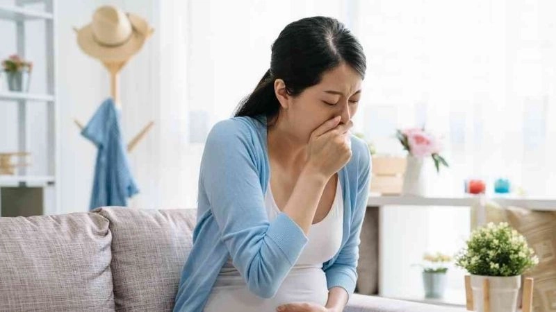Ho liên tục không chỉ gây mệt mỏi về thể chất mà còn ảnh hưởng đến tâm lý của mẹ bầu