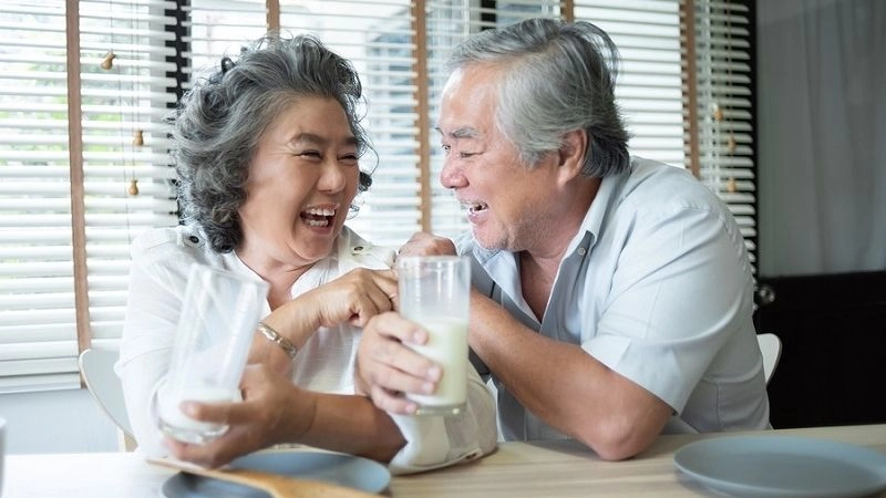 Người lớn 1 ngày nên uống bao nhiêu sữa là hợp lý