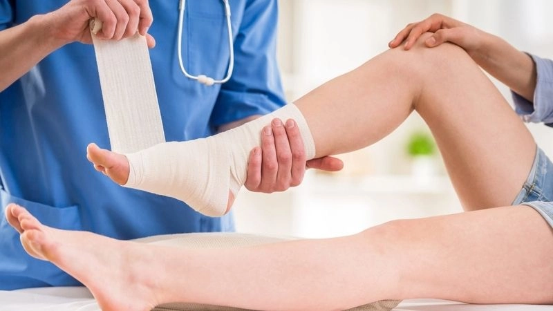 Các bước sơ cứu khi giẫm đinh vào chân