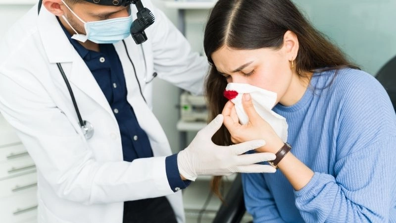 Xì mũi ra máu như thế nào thì cần đi khám