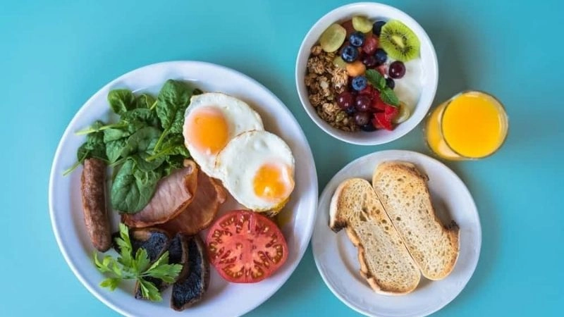 một bữa ăn sáng đủ chất dinh dưỡng gồm có đầy đủ các nhóm chất