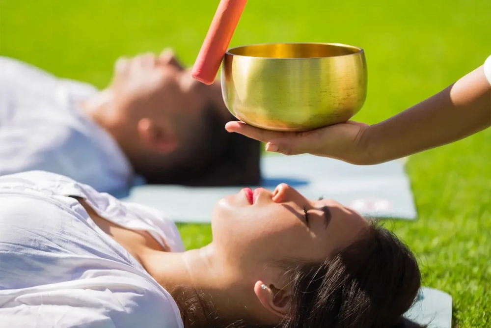 Người trẻ tham gia khóa học chữa lành tại vùng núi cao