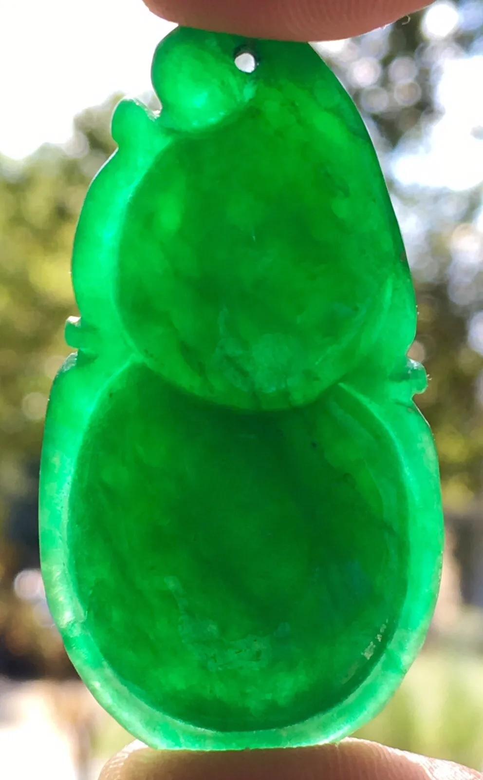 Viên Ngọc Cẩm Thạch Imperial xanh mướt với giá trị cực cao