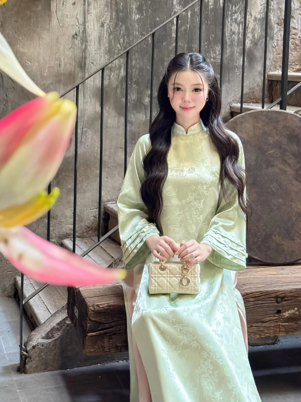 Kiểu dáng tà áo dài Việt Nam Lemur mang phong cách phương Tây