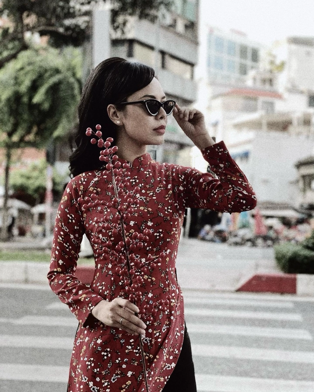 Mẫu tà áo dài Việt Nam nhung quý phái cho quý bà