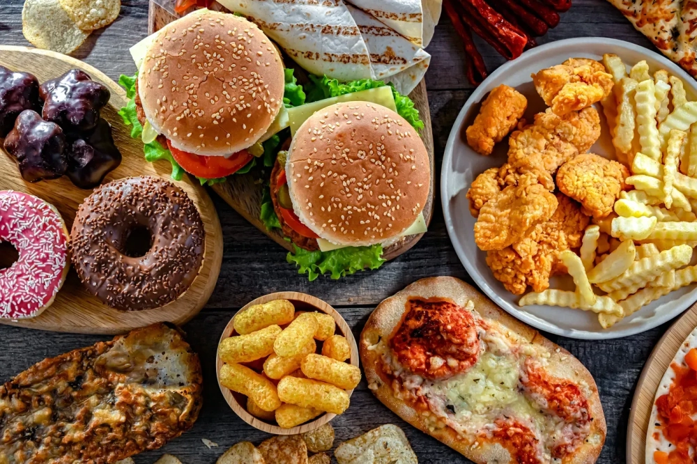 Hình minh họa các loại thực phẩm đóng hộp chứa nhiều chất bảo quản không tốt cho sức khỏe