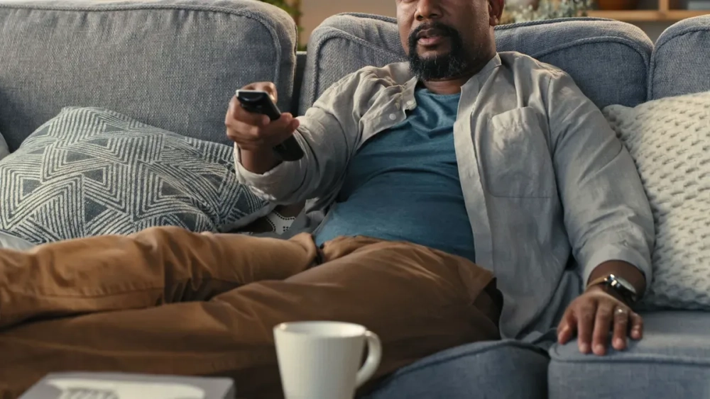 Học sinh bị tư thế ngồi sai gây cận thị do khoảng cách nhìn quá gần