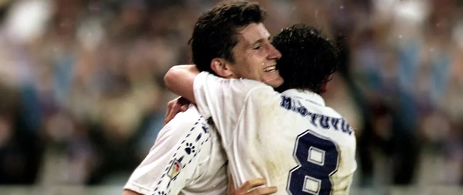 Davor Suker đi bóng lắt léo vượt qua hàng thủ đối phương