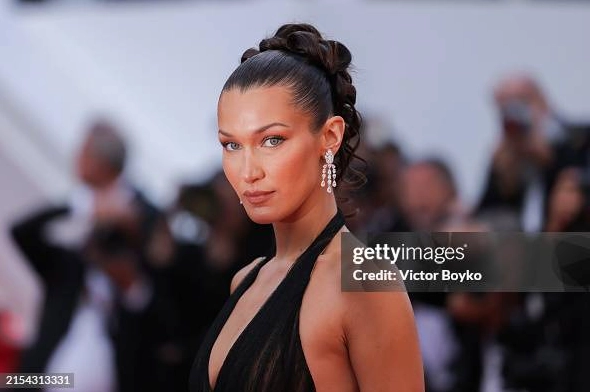 Hành trình vươn tới đỉnh cao rực rỡ của biểu tượng thời trang Bella Hadid Hành trình vươn tới đỉnh cao rực rỡ của biểu tượng thời trang Bella Hadid