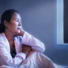 Tác hại khôn lường khi thức khuya xem điện thoại
