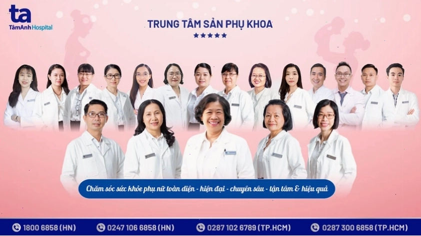 Bác sĩ chuyên khoa Sản phụ khoa tư vấn và thăm khám cho bệnh nhân