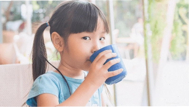 Bác sĩ đang khám cho trẻ bị ho
