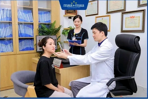 Bác sĩ đang khám da cho bệnh nhân