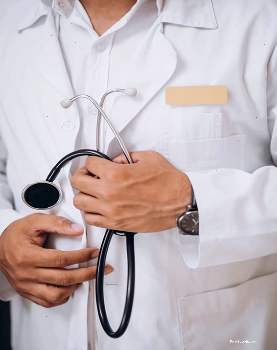 Bác sĩ đang tư vấn cho bệnh nhân về các vấn đề hậu môn trực tràng