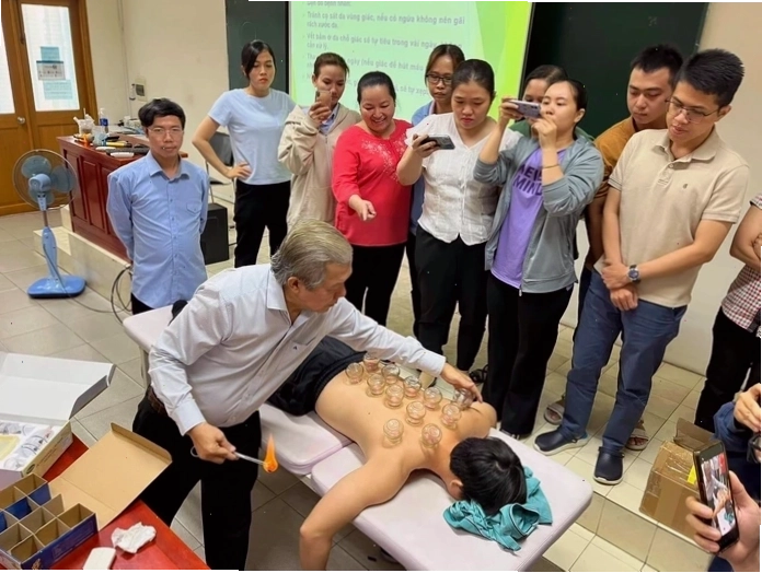 Bác sĩ hướng dẫn phương pháp giác hơi