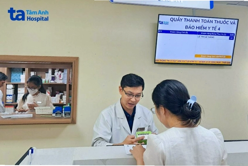 Bác sĩ kê đơn thuốc và hướng dẫn bệnh nhân tiểu đường