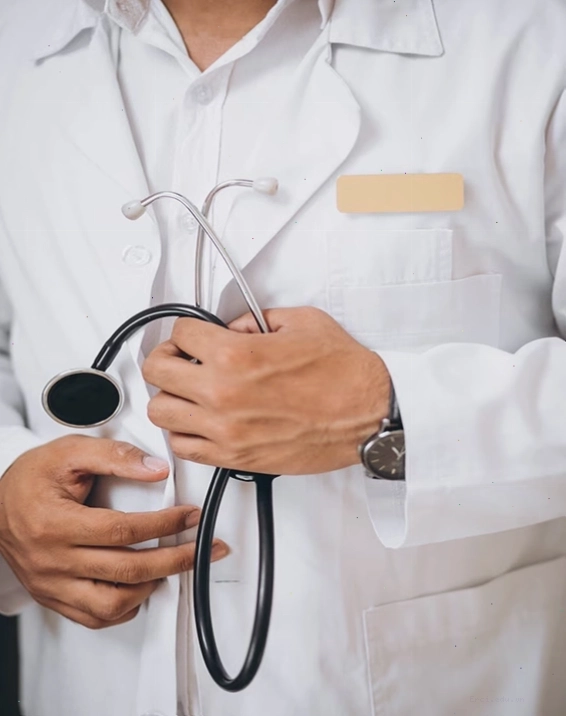 Bác sĩ nha khoa đang tư vấn và lựa chọn dịch vụ điều trị cho bệnh nhân