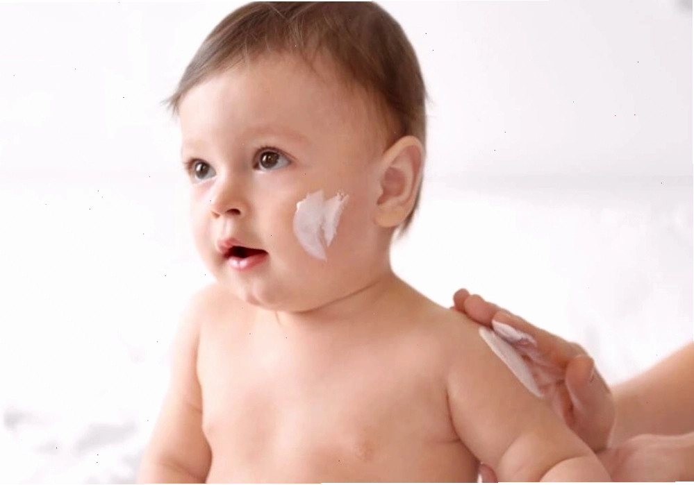 Bác sĩ thăm khám và tư vấn cho cha mẹ về tình trạng chàm sữa của trẻ