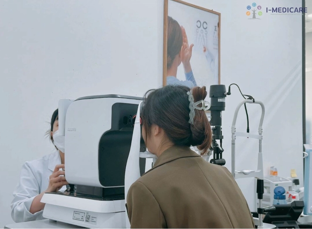 Bác sĩ tư vấn cho bệnh nhân về cách chăm sóc mắt