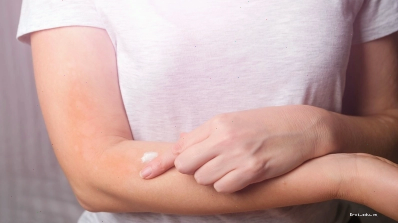 Bác sĩ tư vấn cho bệnh nhân về thuốc điều trị nhiễm giun đũa