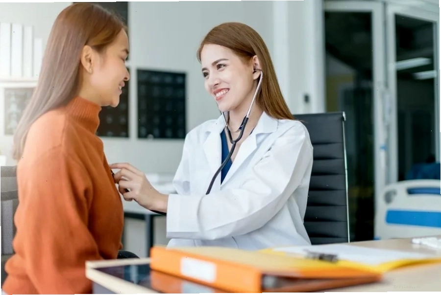 Bác sĩ tư vấn cho bệnh nhân về tình trạng ra máu âm đạo bất thường