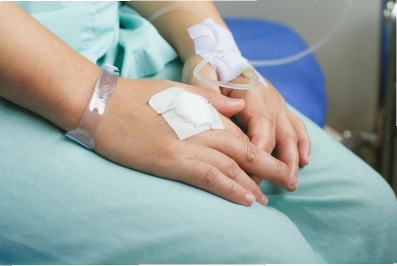 Bác sĩ tư vấn cho bệnh nhân về việc truyền huyết tương