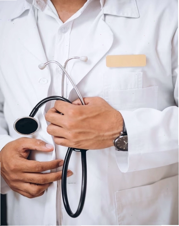 Bác sĩ tư vấn lựa chọn dịch vụ y tế phù hợp