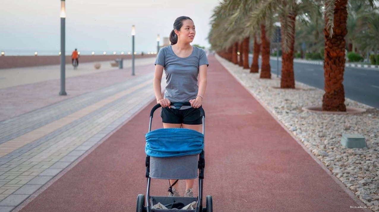 Bạn có thể đẩy con ra ngoài đi dạo khoảng 15 - 20 phút mỗi ngày nhân tiện tập đi lại nhẹ nhàng để tìm lại phản xạ đi tiểu