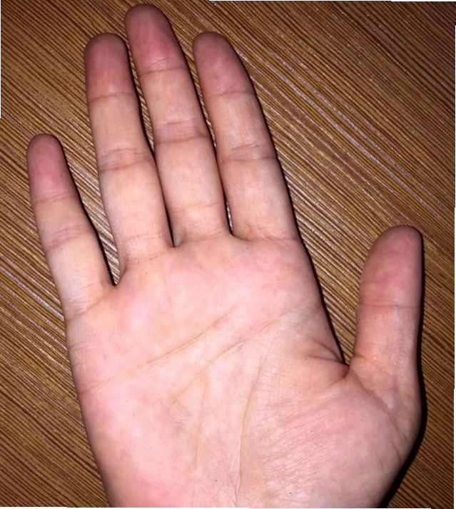 Bàn tay với các đường chỉ tay rõ nét, dấu hiệu của sự may mắn và phú quý.