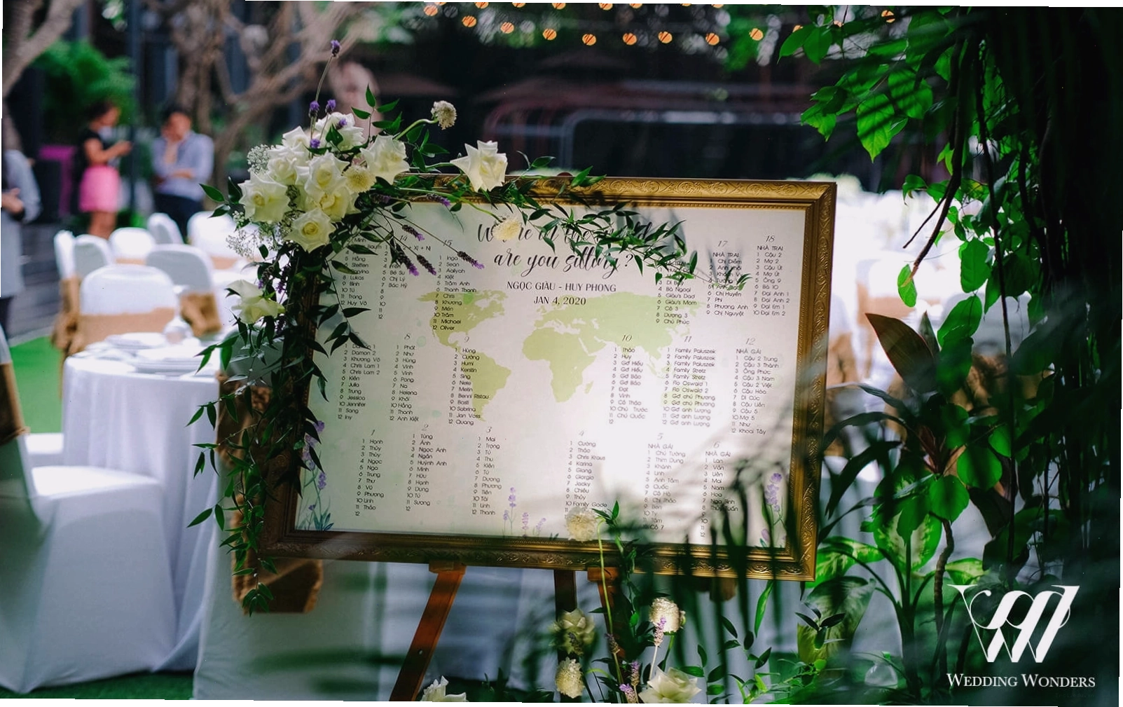 Bàn tiệc được trang trí tinh tế trong một buổi Destination Wedding