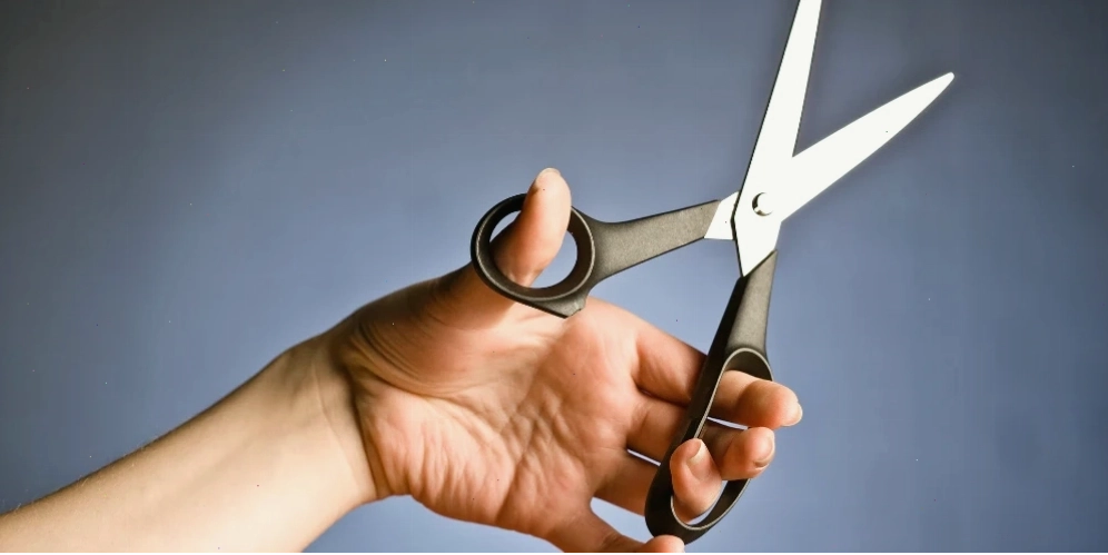 Bé 5 tuổi tập trung suy nghĩ để trả lời câu đố