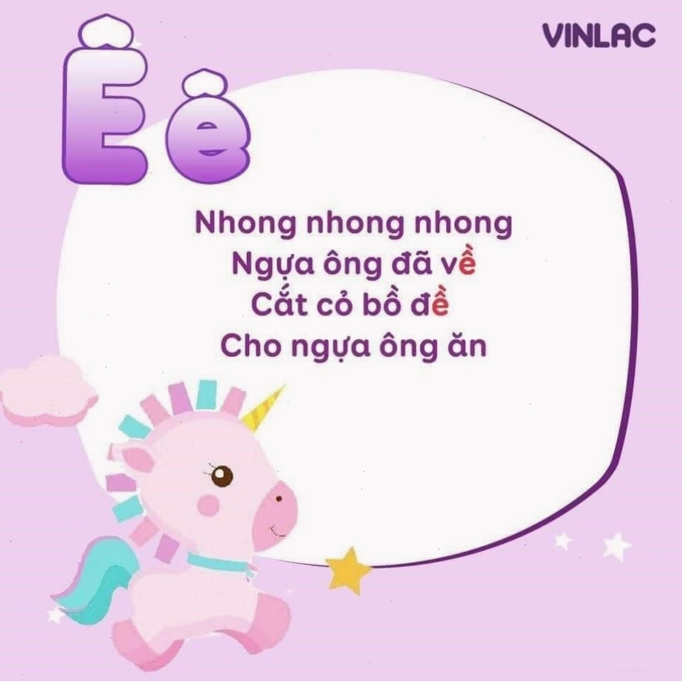 Bé chăm chú lắng nghe cô giáo giảng dạy về chữ cái qua đồng dao