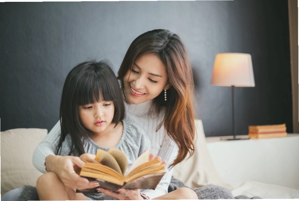 Bé chăm chú lắng nghe và hát theo các bài đồng dao Việt Nam